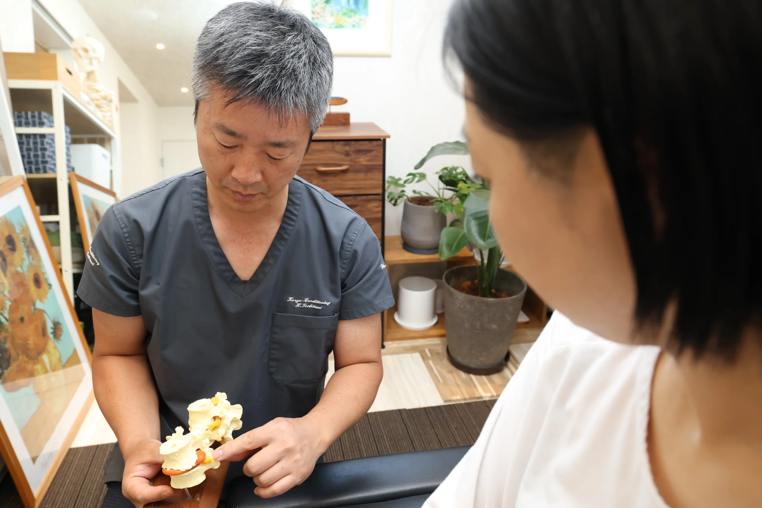 広陵コンディショニングで慢性疲労について身体の状態を確認する様子