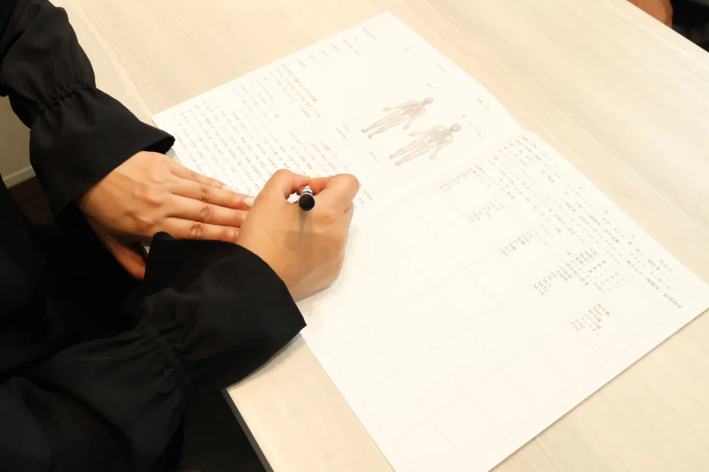 慢性疲労についてカウンセリングで生活習慣や身体の状態を確認する様子